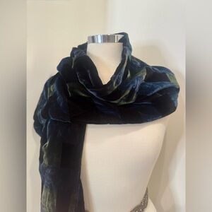 Trisha Needham made in England. 🇬🇧
velvet scarf. Blue, Green, Black. Luxurious.